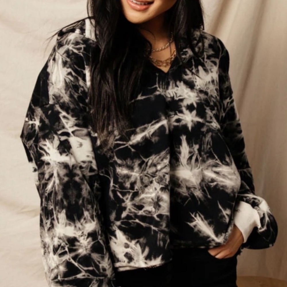 Bohme Black and Off White Tie Dye Oversized
Crop Hoodie. Size Small. EUC
